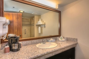 Bathroom with a shower . The essential kit and towels are provided!