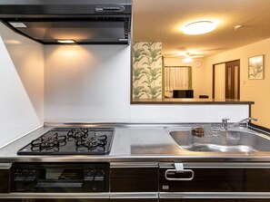 ・[Kitchen] A three-burner stove and a spacious sink. There is no doubt that cooking will progress