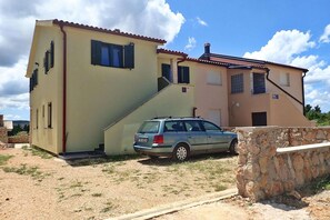 Außenseite Ferienhaus [Sommer]