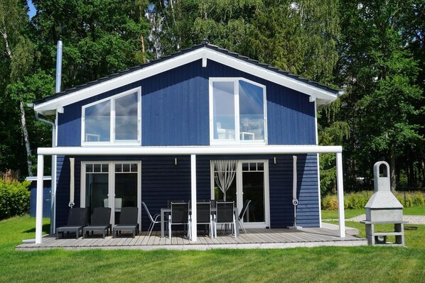 Stugans exteriör [sommar]