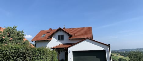 Freistehendes Einfamilienhaus mit schönem Garten und Fernsicht