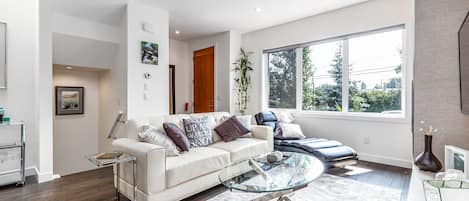 Entrance, sitting area with fire place & TV 