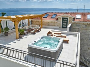 L'Eau, Ciel, Propriété, Nuage, Bleu Azur, Bâtiment, Mobilier De Jardin, Piscine, Station Balnéaire, Architecture