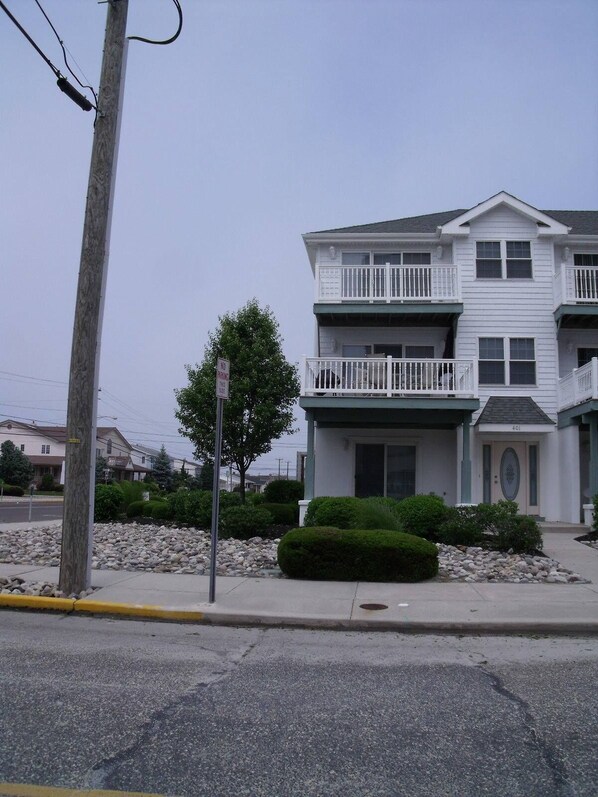 3 story townhouse private 2 car garage 