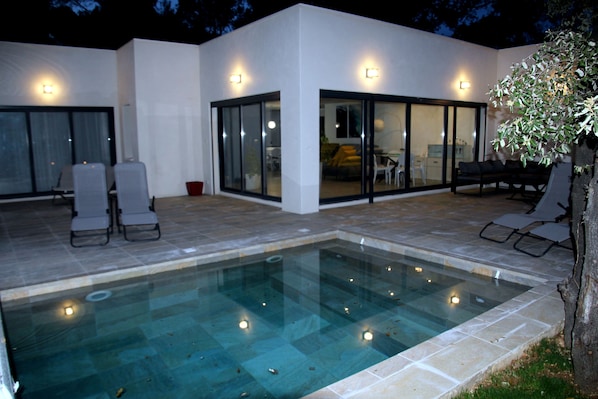 Vue terrasse Piscine de nuit