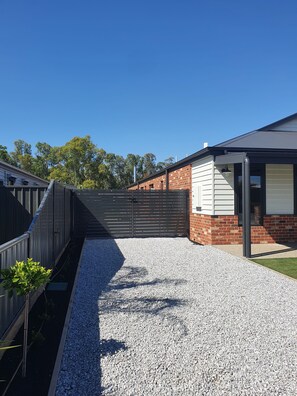 Side access with lockable double gate 