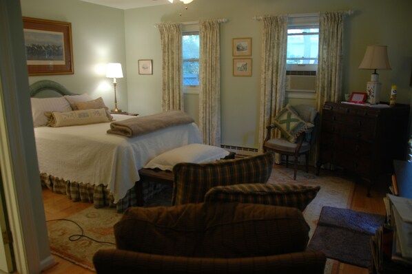 English Country Comfortable. (Not fancy.) Fine bed & bath lines. Clean/private
