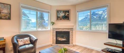 Enjoy unobstructed Mountain View when you stay in this unit! The view of the Rundle Range is amazing as it is right in front of you. Keep scrolling!