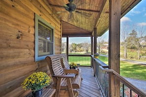 ‘Brookside’ is a 1-bath studio cabin with space for 6 guests.