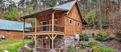 This vacation rental cabin in Weaverville is calling your name!