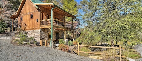 Cabin charm and modern amenities come together inside Elk Path.