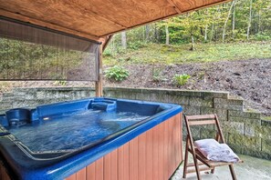 The studio cabin includes a 6-person hot tub.