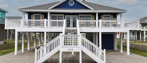 Beautiful Beach Cabin close to everything.  Just a short ride to the Big Store.