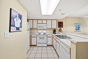 Fully equipped kitchen & plenty of counter space to help make meal prep a snap.