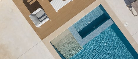 Pool surrounding that stimulate the senses.