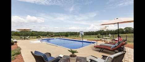 Private pool, HotTub & outdoor fire pit with spectacular mountain & farm views