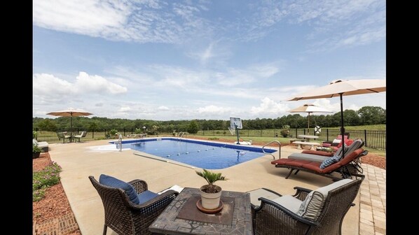 Private pool, HotTub & outdoor fire pit with spectacular mountain & farm views