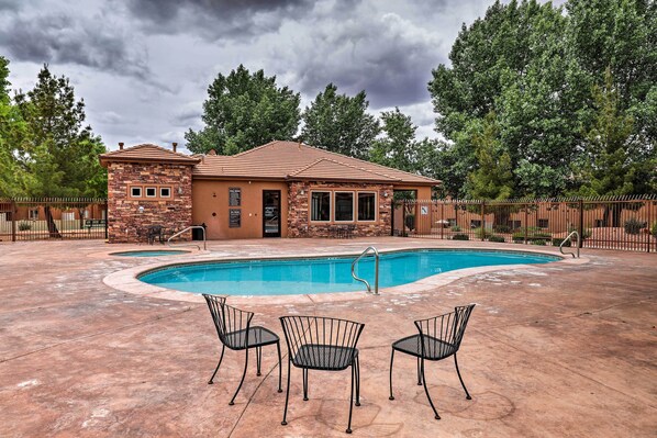Swimming pool & HotTub! Cool off after a long hike/Relax in the HotTub at night!