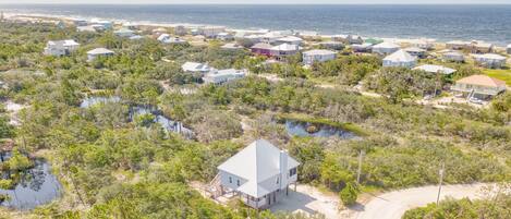 Middle of the island, between downtown and Fort Morgan, with beach & bay access!