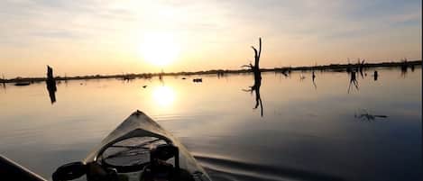 Take a spin on a kayak ☀️🌅