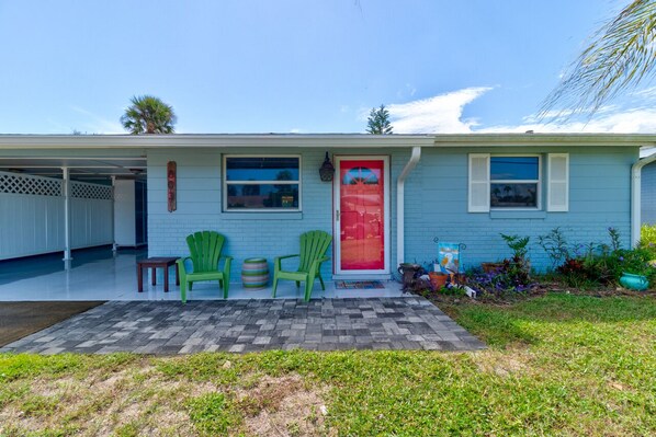 Welcome to the Peaceful Palm, our cute beach house!