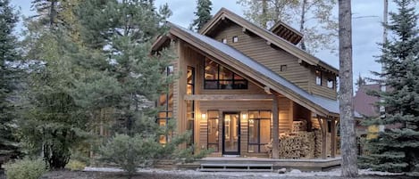 Beautiful ski-in/ski-out home at Kicking Horse Mountain Resort