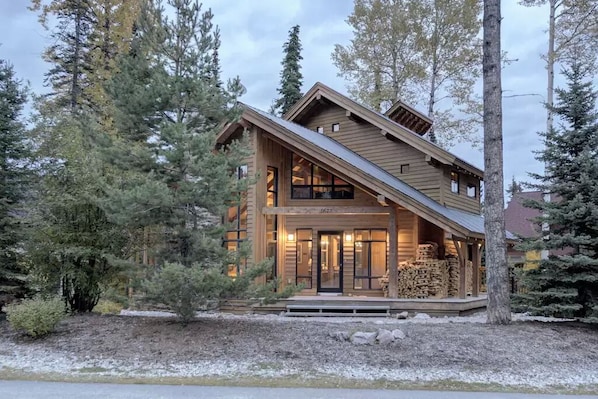 Beautiful ski-in/ski-out home at Kicking Horse Mountain Resort