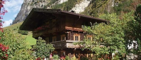 Das alte Bauernhaus in dem sich die zwei Ferienwohnungen befinden