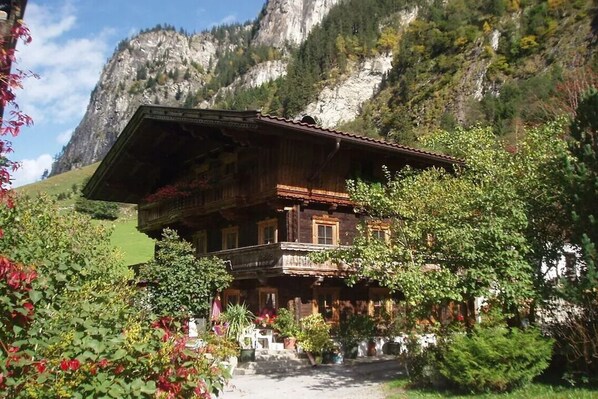 Das alte Bauernhaus in dem sich die zwei Ferienwohnungen befinden