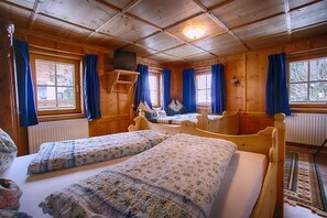 Schlafzimmer 1 für bis zu 4 Personen