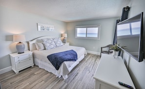 King size bed in the Gulf Front Master bedroom.