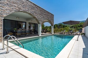 Villa Eden with heated private pool, a hydromassage, a Hot-tub, fun zone room, 4 en-suite bedrooms