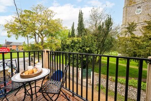 The Hideaway, Great Massingham: Patio set on the balcony