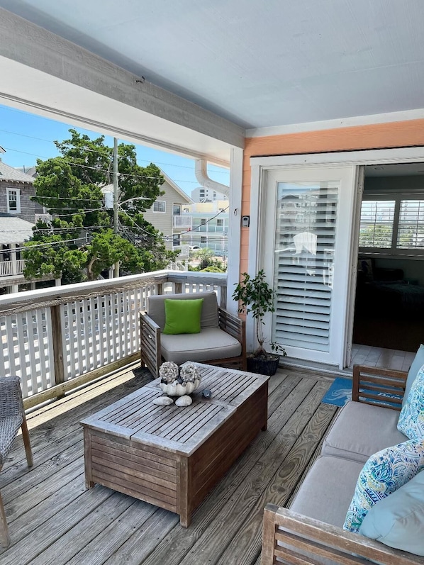 Great covered porch!