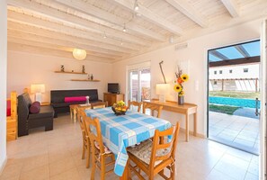 Dining area. Dinning table