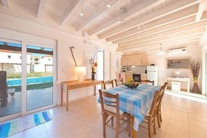 Dining area. Dining table