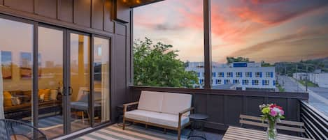 Unwind under a breathtaking Nashville sunset from the private roof deck!