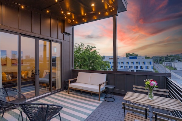 Unwind under a breathtaking Nashville sunset from the private roof deck!