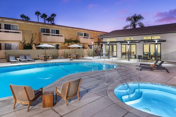 Pool/ Jacuzzi