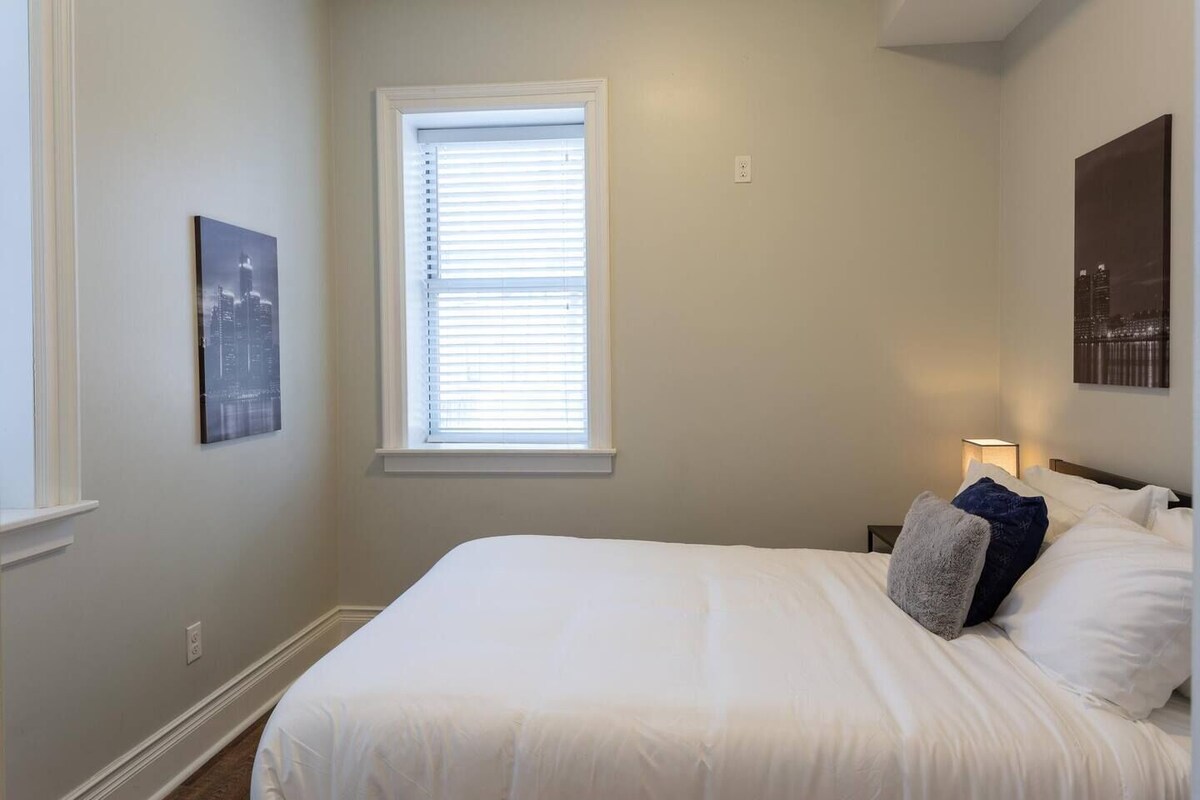 Cozy Traveler’s Den with Queen Bed