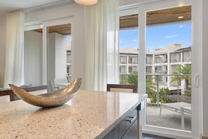 Decorative quartz on kitchen island