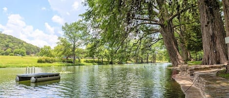 Amazing Riverfront, Concrete patio on River, Floating Dock and Rope Swing