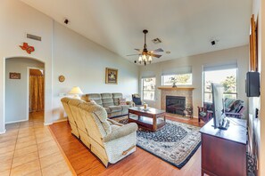 Living Room | Free WiFi | Fireplace | Smart TV