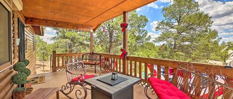Heber Vacation Rental | 2BR | 1BA | Stairs Required for Access | 960 Sq Ft