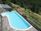 Piscine à débordement ouverte de 8h00 à 12h00 et de 15h00 à 20h00.