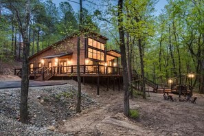 Rustic_Luxury_Cabins-Broken_Bow_Cabins-Rustic_Hollow-Outdoor_Deck_Hot_Tub