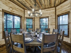 Rustic_Luxury_Cabins-Broken_Bow_Cabins-Rustic_Mt_Lodge -diningtable1-940