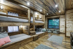 03-Rustic-Mountain-Lodge--Bunk-Room