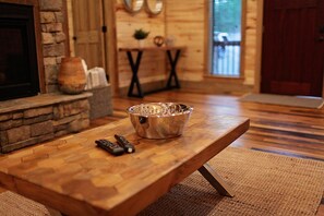 Rustic_Luxury_Cabins-Broken_Bow_Cabins-Rustic_Retreat-Living_Room_(a)