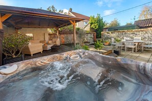 The Barn, Great Ryburgh: The hot tub